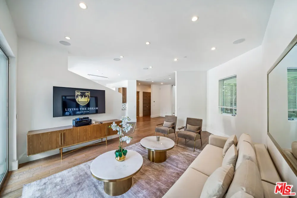 363 SWEETZER AVENUE Los Angeles, CA 90048