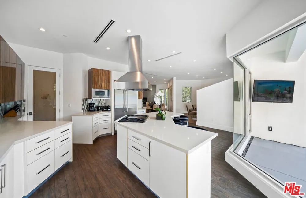 363 SWEETZER AVENUE Los Angeles, CA 90048