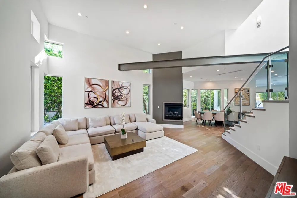 363 SWEETZER AVENUE Los Angeles, CA 90048
