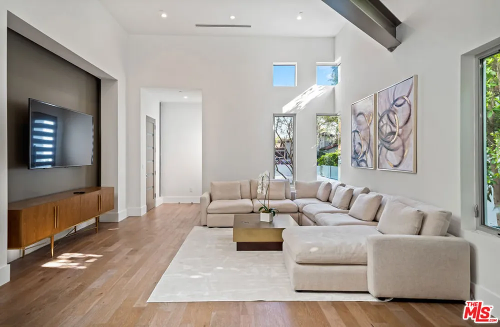 363 SWEETZER AVENUE Los Angeles, CA 90048
