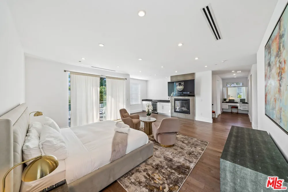 363 SWEETZER AVENUE Los Angeles, CA 90048