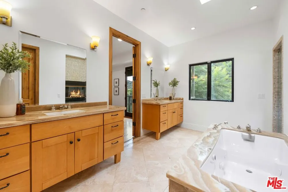 4099 Mandeville Brentwood, CA 90049