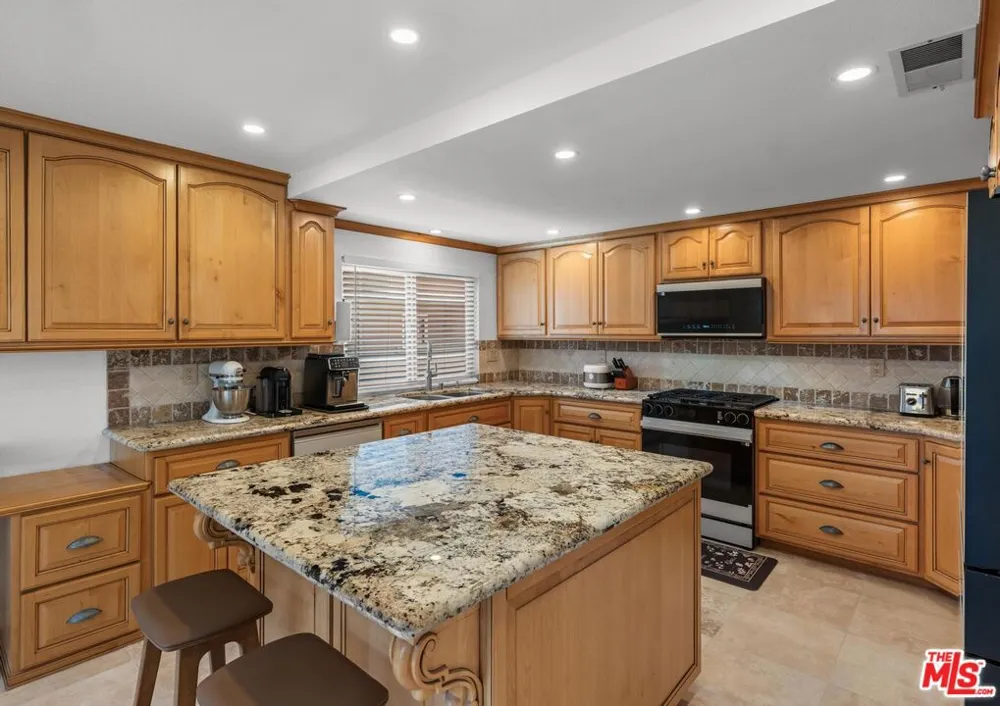 7825 Seaglen Drive Huntington Beach, CA 92648