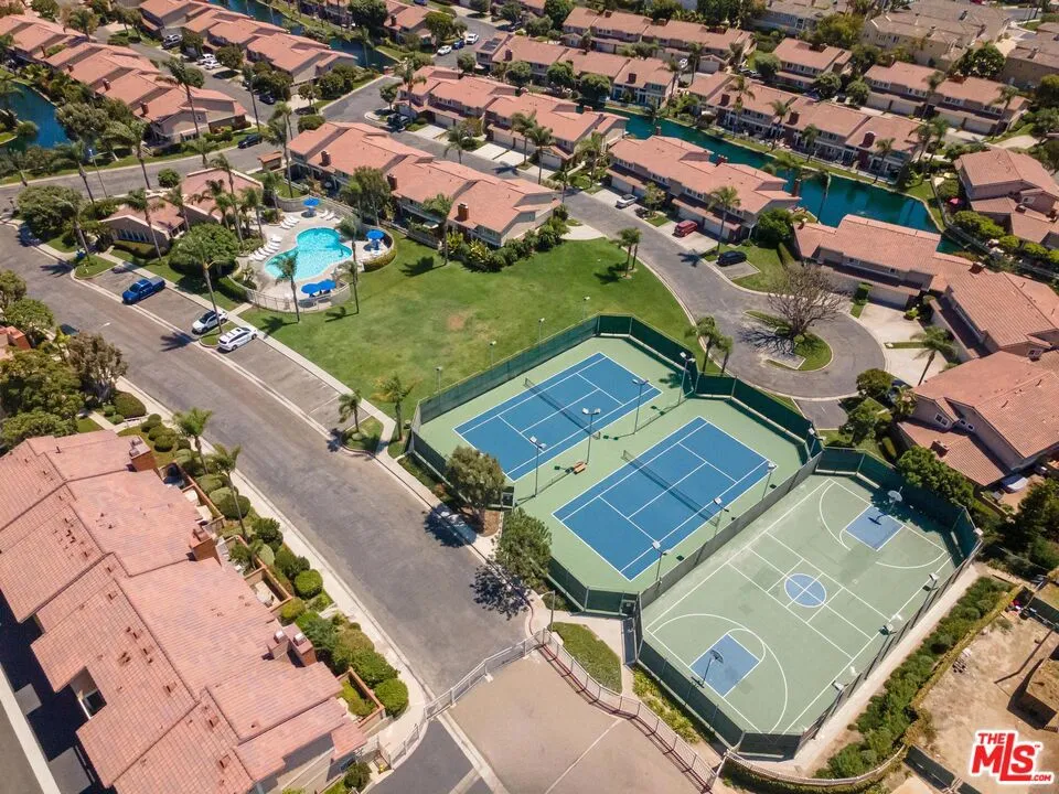 7825 Seaglen Drive Huntington Beach, CA 92648