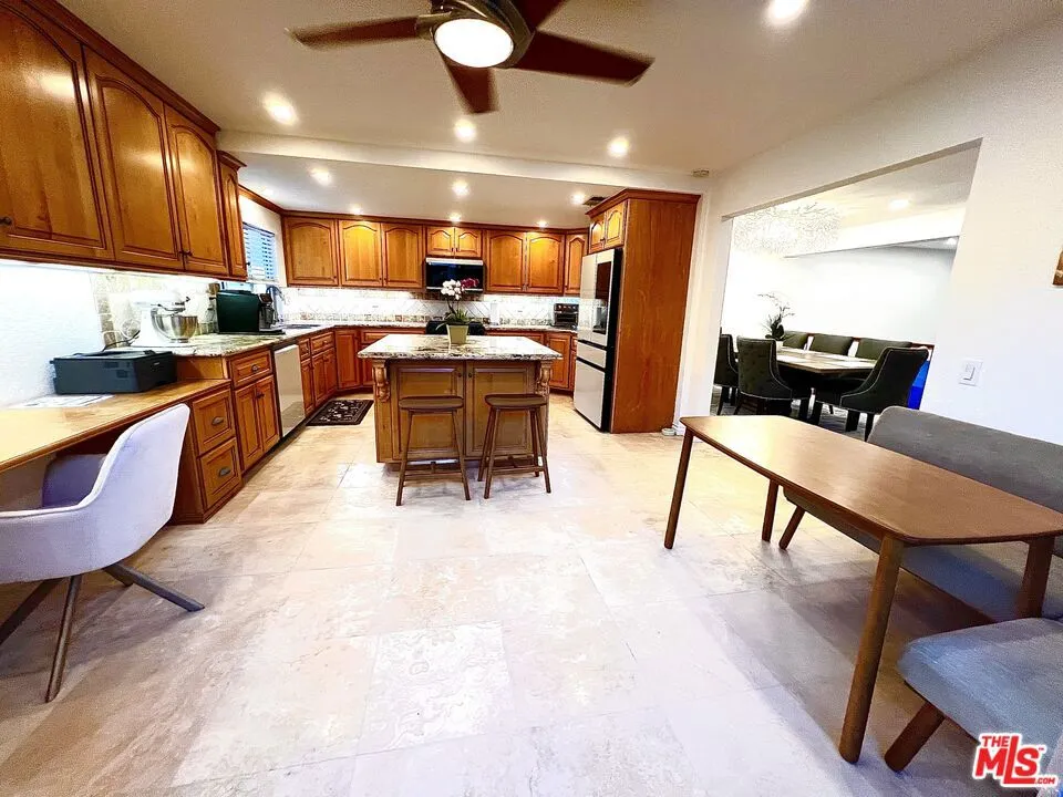 7825 Seaglen Drive Huntington Beach, CA 92648