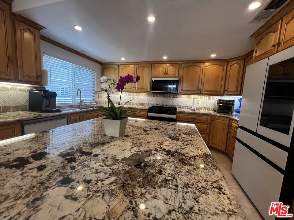7825 Seaglen Drive Huntington Beach, CA 92648