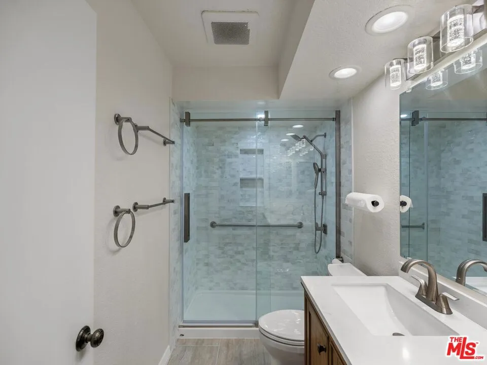 7825 Seaglen Drive Huntington Beach, CA 92648