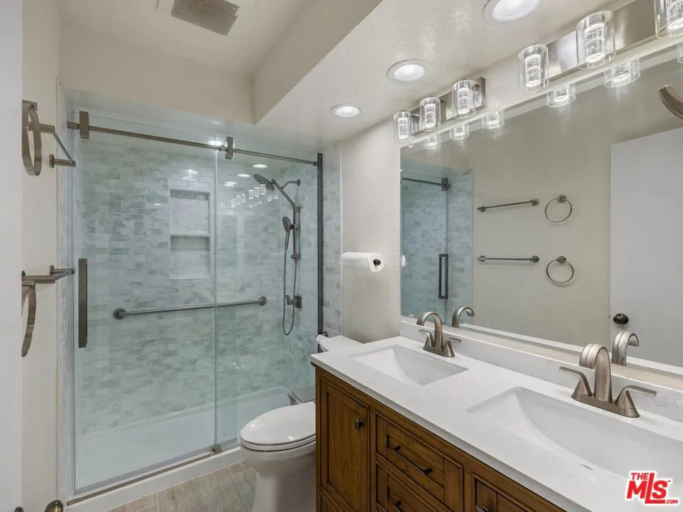 7825 Seaglen Drive Huntington Beach, CA 92648