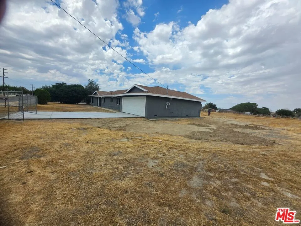 10107 E Avenue R14 Littlerock, CA 93543