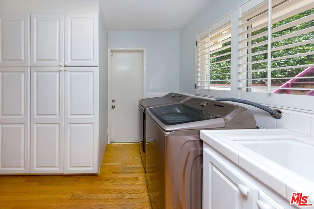 9808 Hillgreen Place Beverly Hills, CA 90212