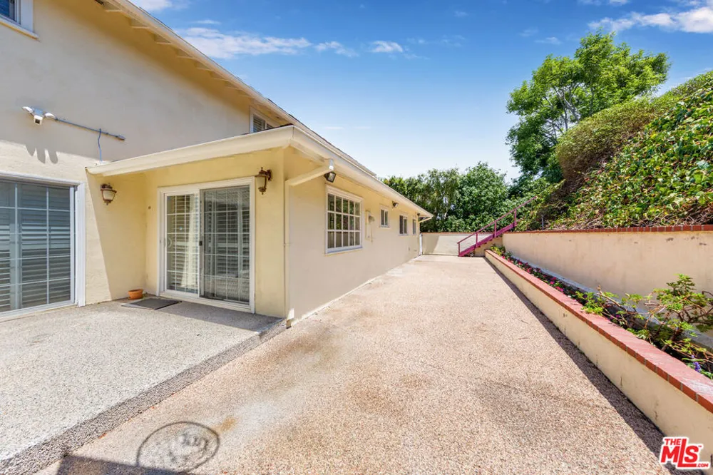 9808 Hillgreen Place Beverly Hills, CA 90212