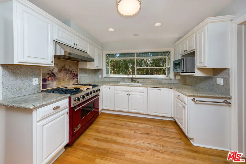 9808 Hillgreen Place Beverly Hills, CA 90212