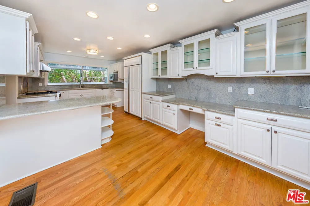 9808 Hillgreen Place Beverly Hills, CA 90212