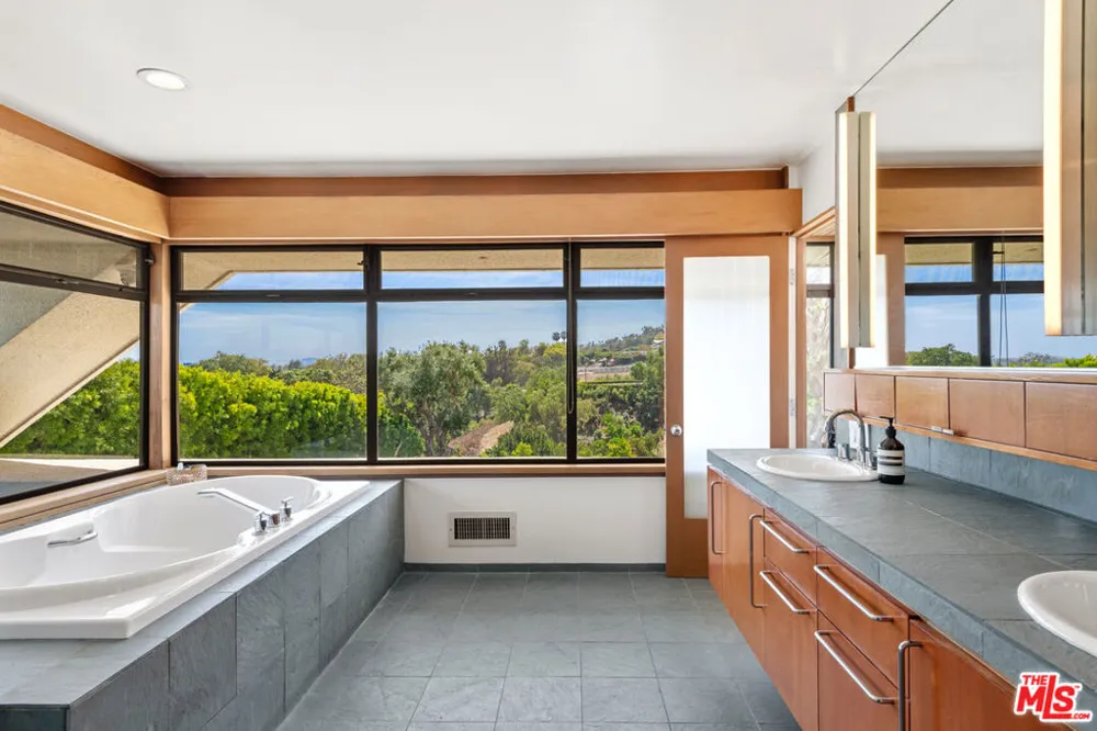 27553 pacific Coast Highway Malibu, CA 90265