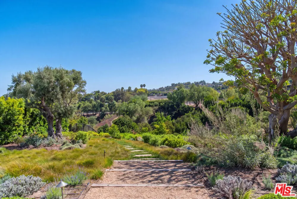 27553 pacific Coast Highway Malibu, CA 90265