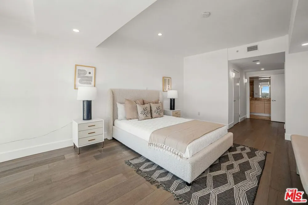 13600 Marina Pointe Drive #1904 Marina del Rey, CA 90292