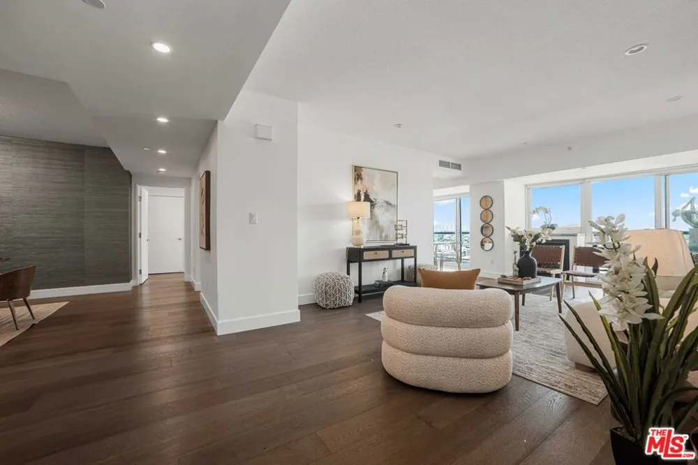 13600 Marina Pointe Drive #1904 Marina del Rey, CA 90292