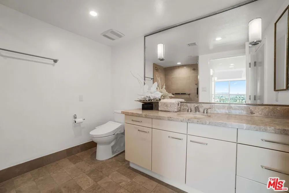 13600 Marina Pointe Drive #1904 Marina del Rey, CA 90292