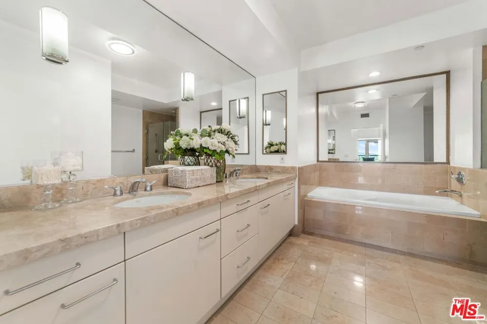 13600 Marina Pointe Drive #1904 Marina del Rey, CA 90292