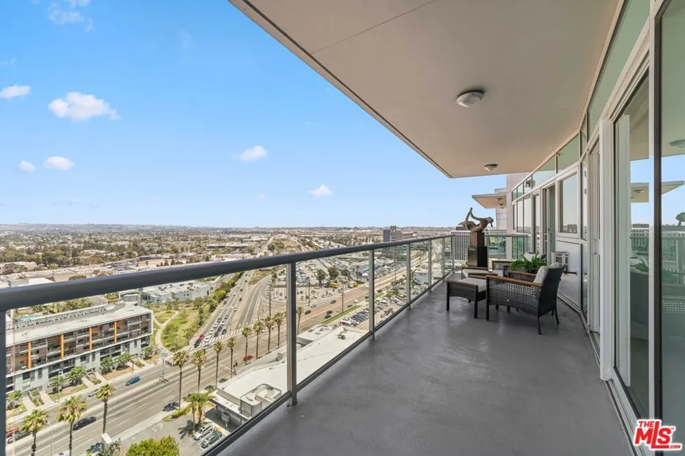 13600 Marina Pointe Drive #1904 Marina del Rey, CA 90292