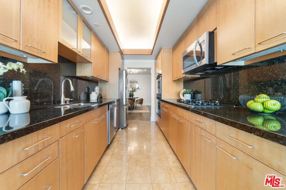 13600 Marina Pointe Drive #1904 Marina del Rey, CA 90292