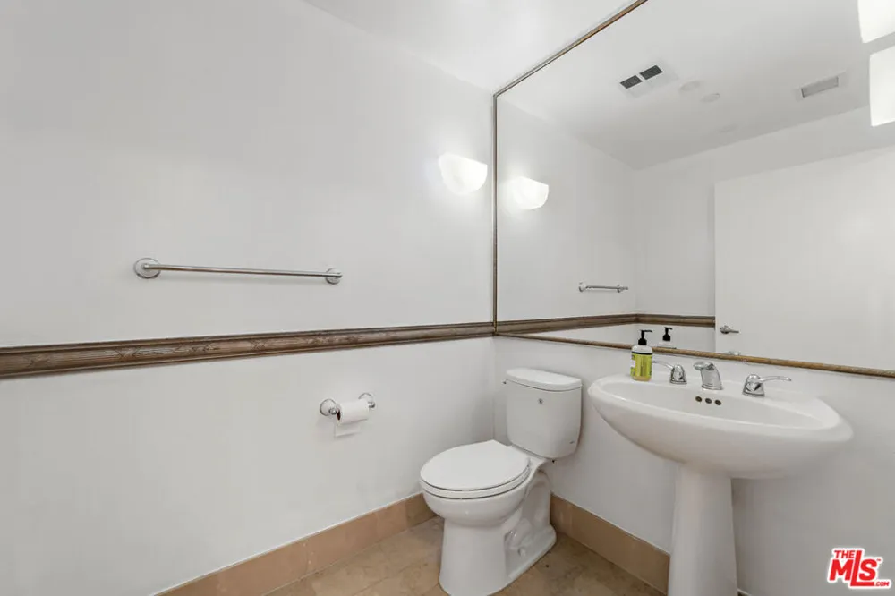 13600 Marina Pointe Drive #1904 Marina del Rey, CA 90292