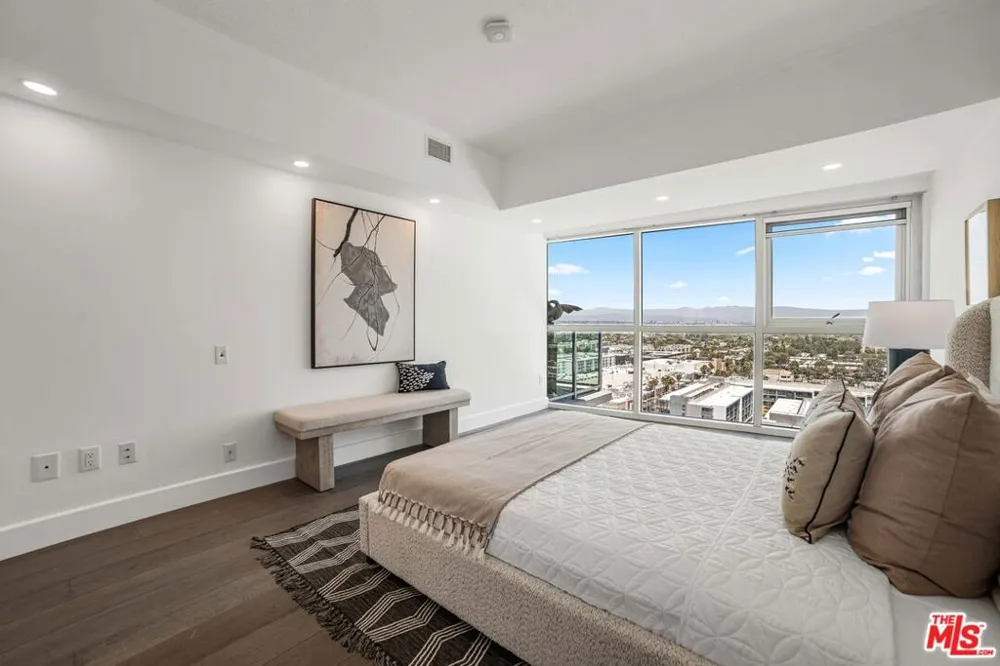 13600 Marina Pointe Drive #1904 Marina del Rey, CA 90292