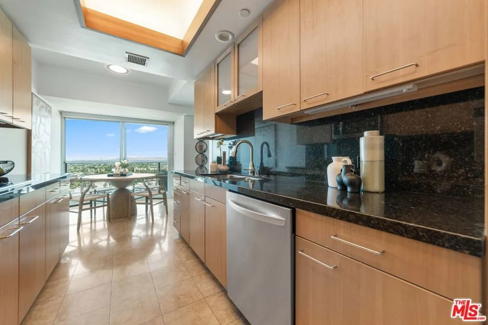 13600 Marina Pointe Drive #1904 Marina del Rey, CA 90292