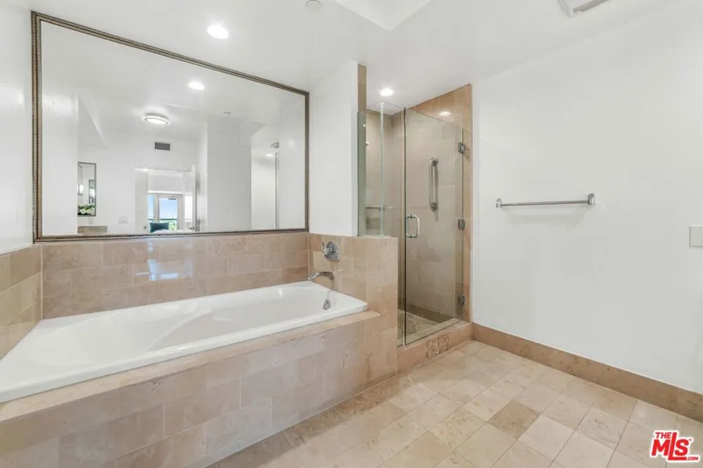 13600 Marina Pointe Drive #1904 Marina del Rey, CA 90292