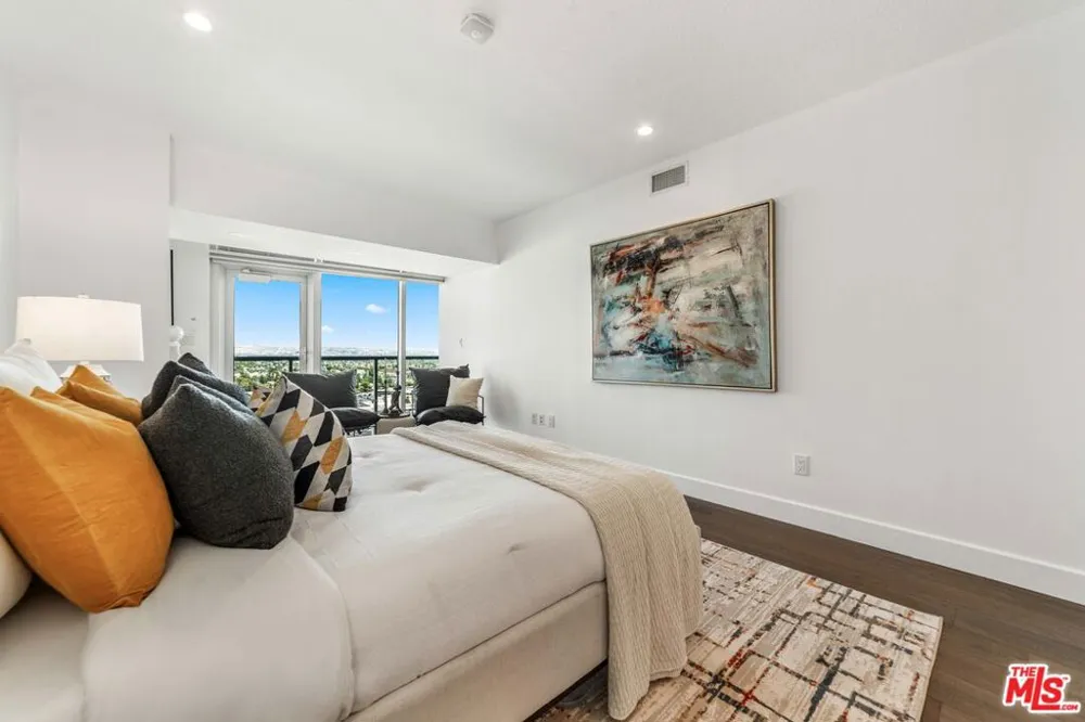 13600 Marina Pointe Drive #1904 Marina del Rey, CA 90292