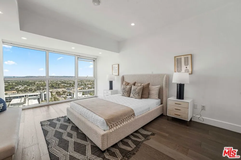 13600 Marina Pointe Drive #1904 Marina del Rey, CA 90292