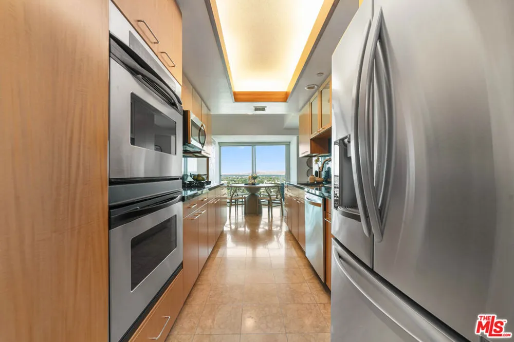 13600 Marina Pointe Drive #1904 Marina del Rey, CA 90292