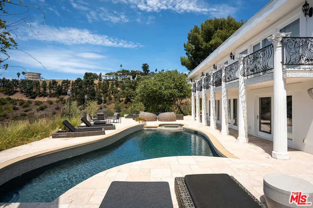 8020 Zeus Drive Los Angeles, CA 90046