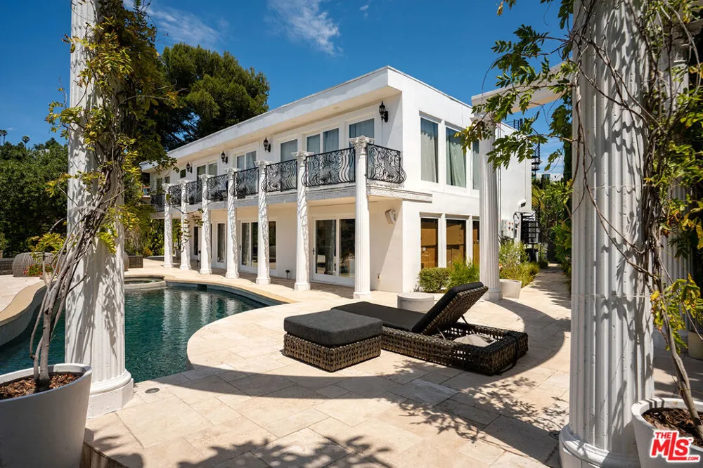 8020 Zeus Drive Los Angeles, CA 90046