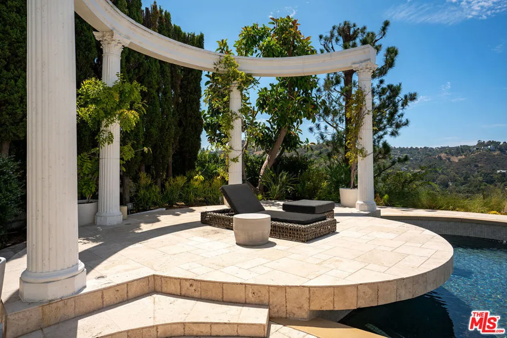 8020 Zeus Drive Los Angeles, CA 90046