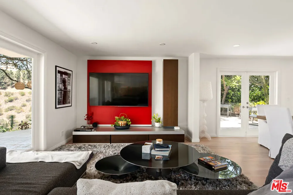 8020 Zeus Drive Los Angeles, CA 90046