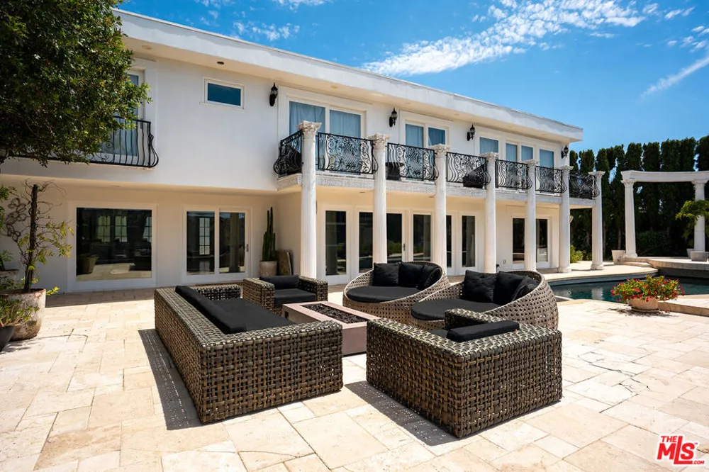 8020 Zeus Drive Los Angeles, CA 90046