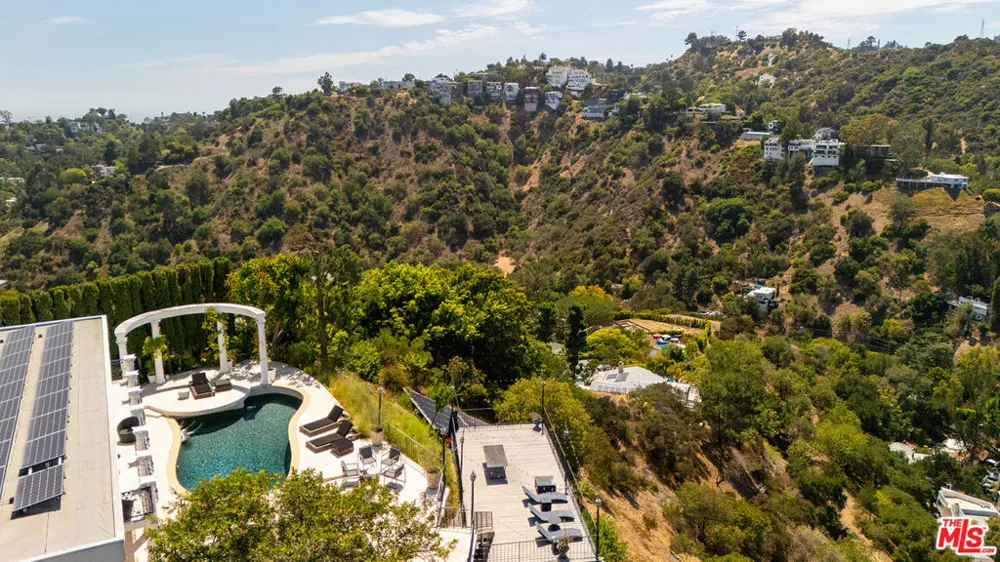 8020 Zeus Drive Los Angeles, CA 90046