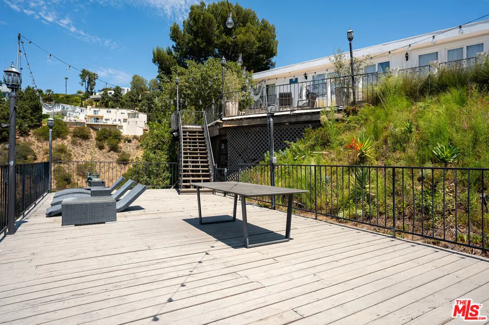 8020 Zeus Drive Los Angeles, CA 90046