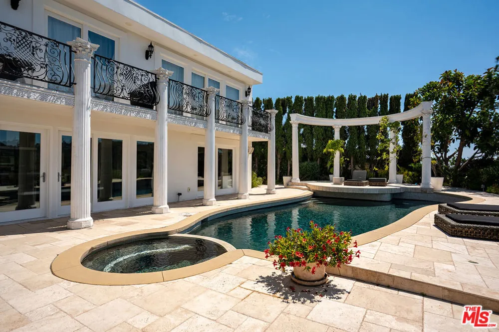 8020 Zeus Drive Los Angeles, CA 90046
