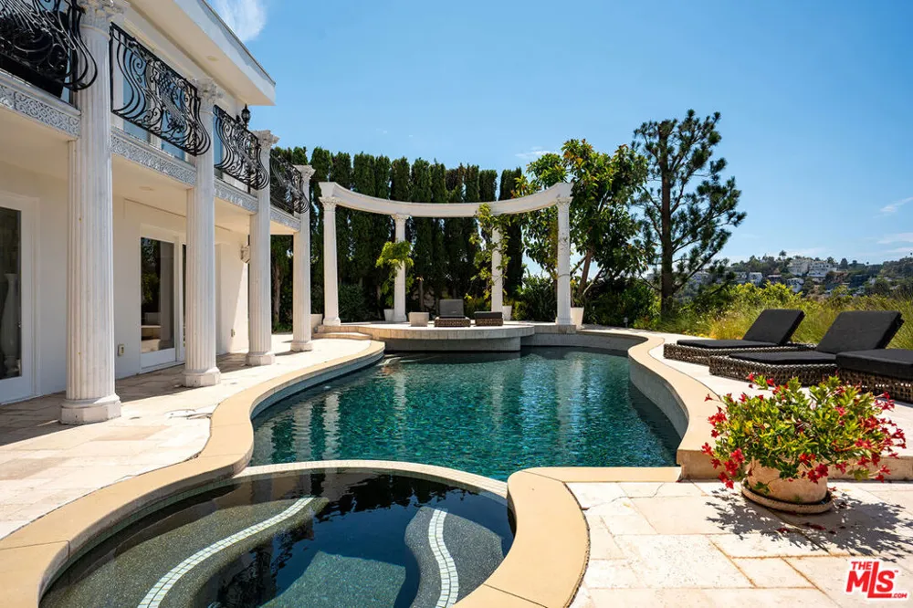 8020 Zeus Drive Los Angeles, CA 90046