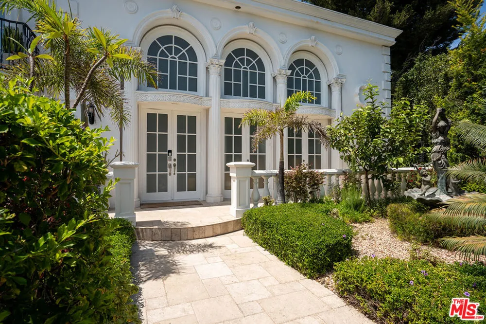 8020 Zeus Drive Los Angeles, CA 90046