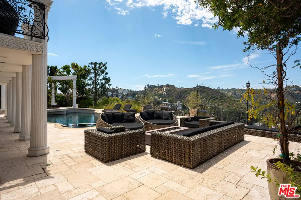 8020 Zeus Drive Los Angeles, CA 90046