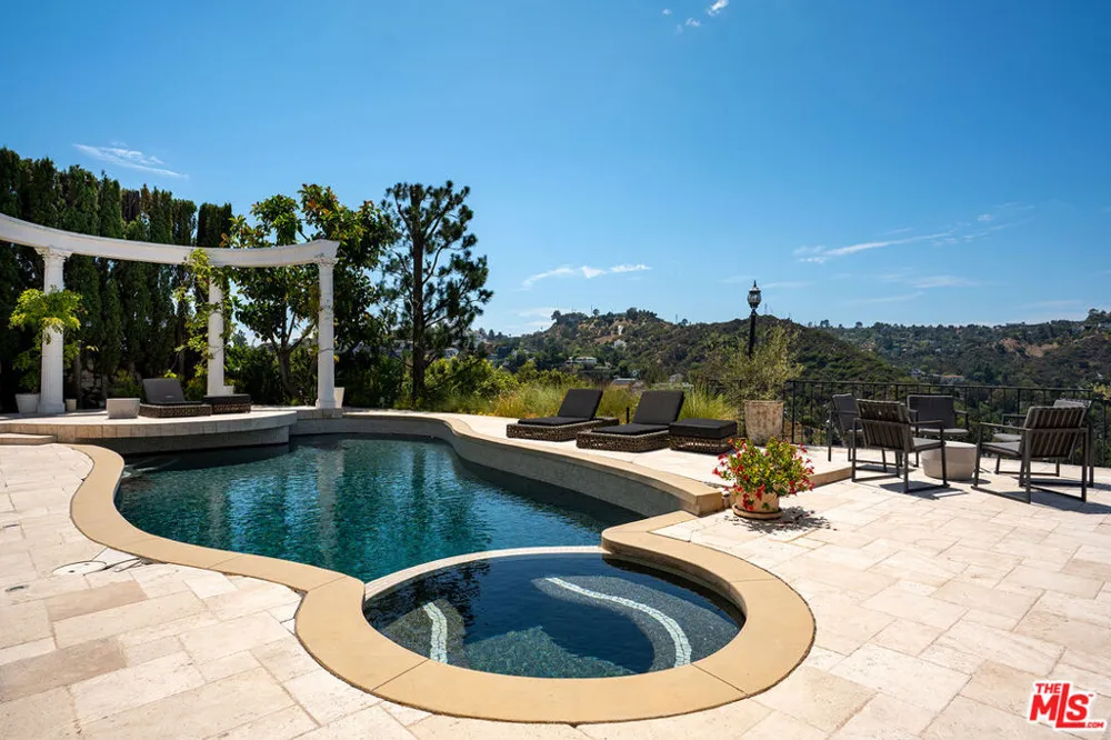 8020 Zeus Drive Los Angeles, CA 90046