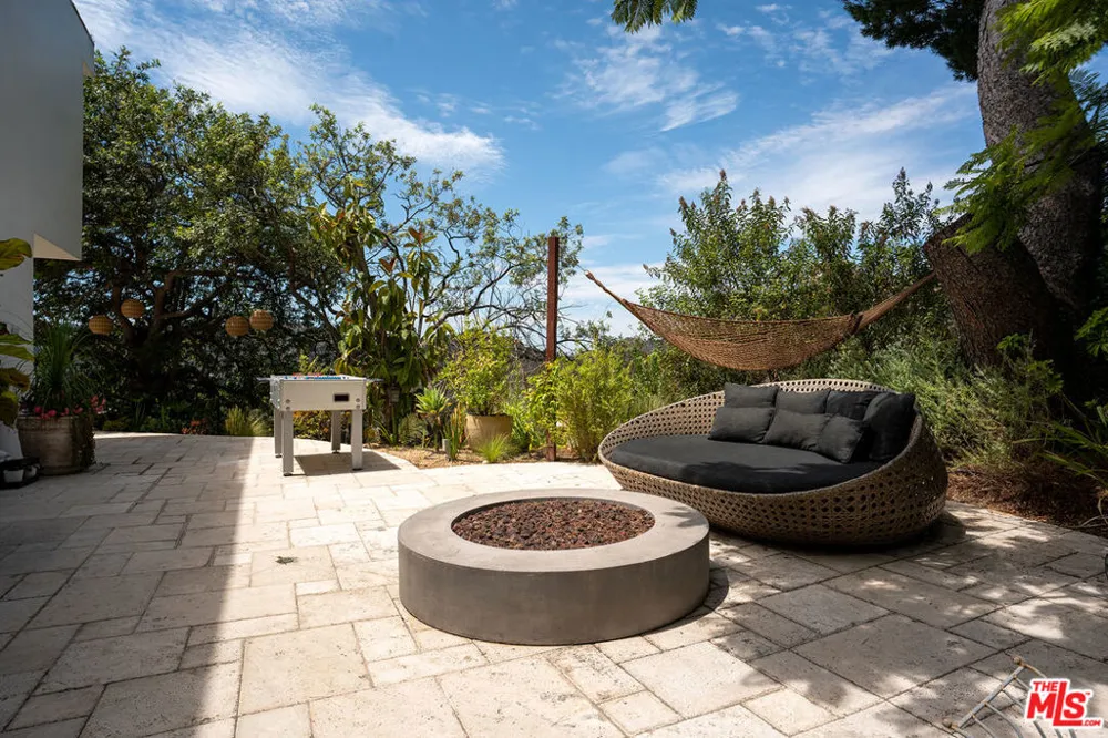 8020 Zeus Drive Los Angeles, CA 90046