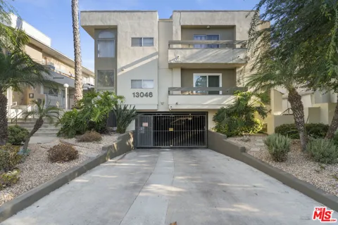 13046 Moorpark Street #204