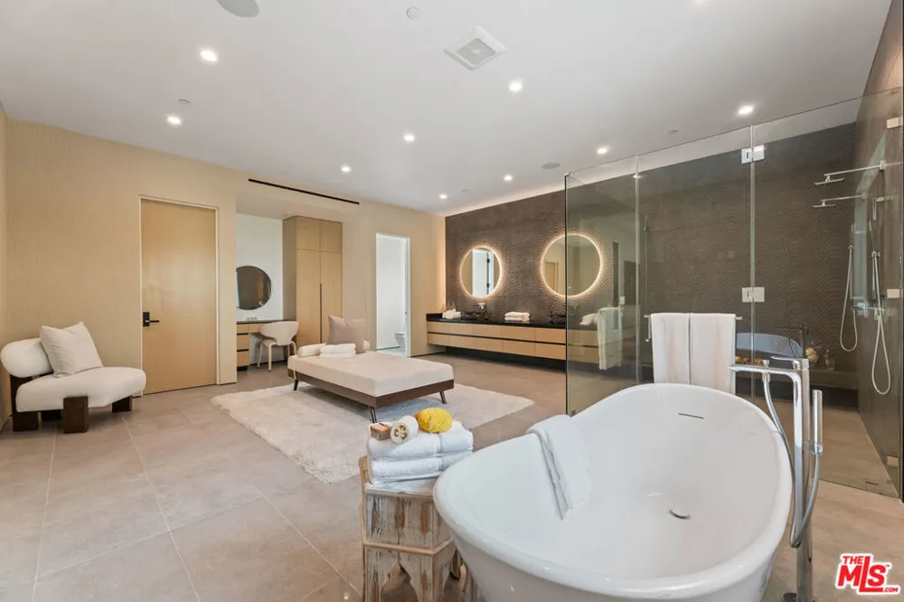 11929 Brentwood Grove Drive Los Angeles, CA 90049