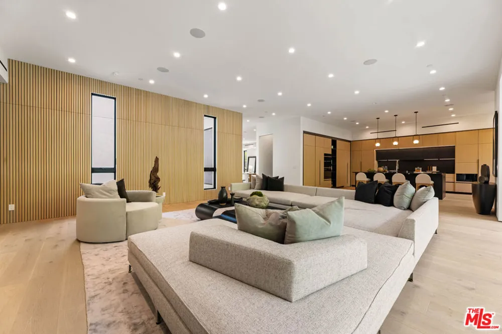 11929 Brentwood Grove Drive Los Angeles, CA 90049