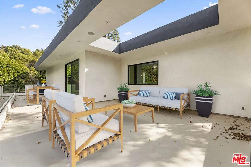 11929 Brentwood Grove Drive Los Angeles, CA 90049