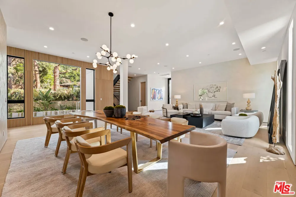 11929 Brentwood Grove Drive Los Angeles, CA 90049